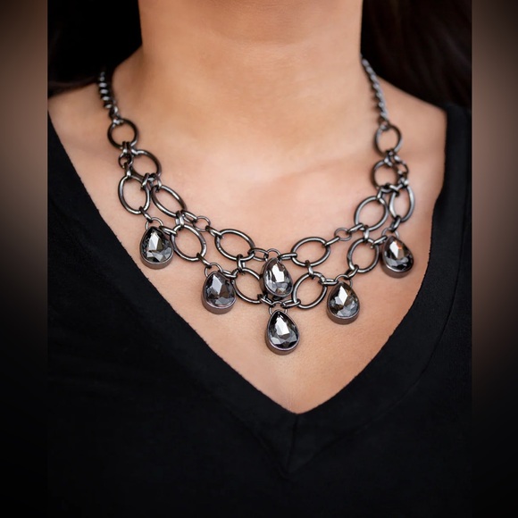 ❤️‍🔥5/$25❤️‍🔥 Show Stopping Shimmer Black Necklace - Picture 1 of 3